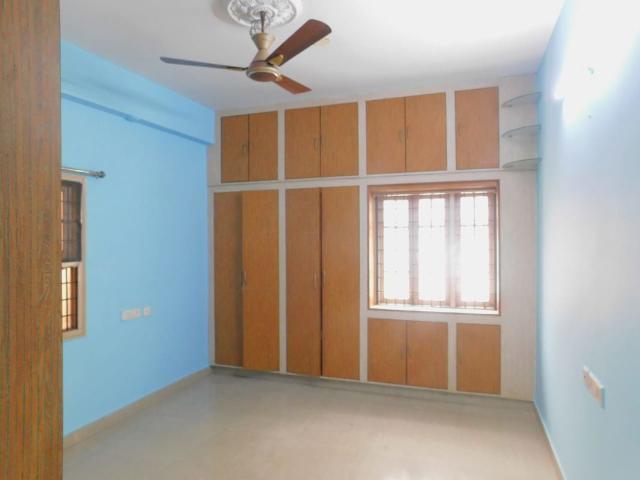 Resale | 5 BHK + 220 Sq.Yd. Independent House in Vasundhara Apartments
