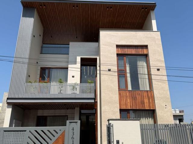 Resale | 5 BHK + 250 Sq.Yd. Villa in Sector 125
