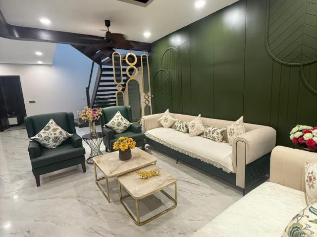 Resale | 5 BHK 2525 Sq.Ft. Apartment in Aerocity