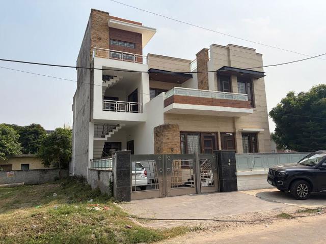 Resale | 5 BHK 300 Sq.Yd. Independent House in Aerocity