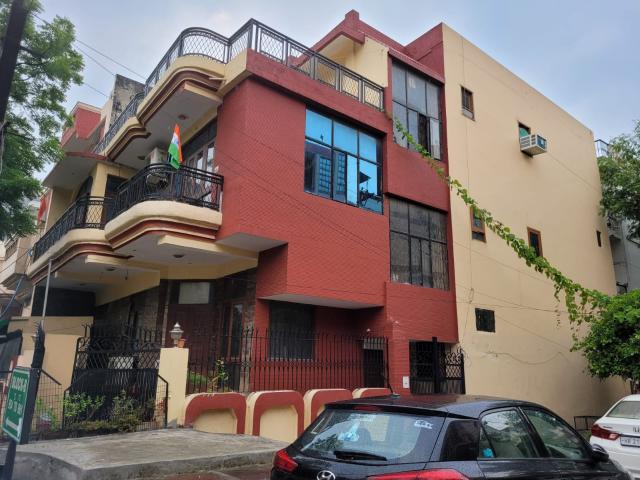 Resale | 5 BHK 3229 Sq.Ft. Independent House in RWA Apartments Sector 20