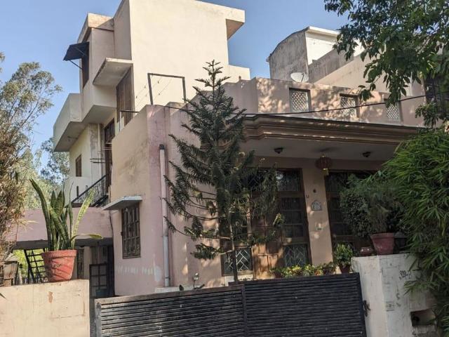 Resale | 5 BHK + 435 Sq.Yd. Villa in Sector 17