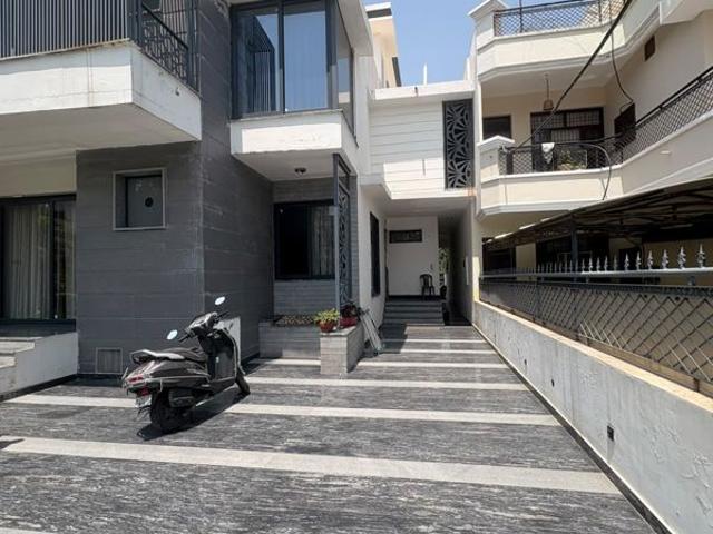 Resale | 5 BHK + 500 Sq.Yd. Independent House in Sector 69