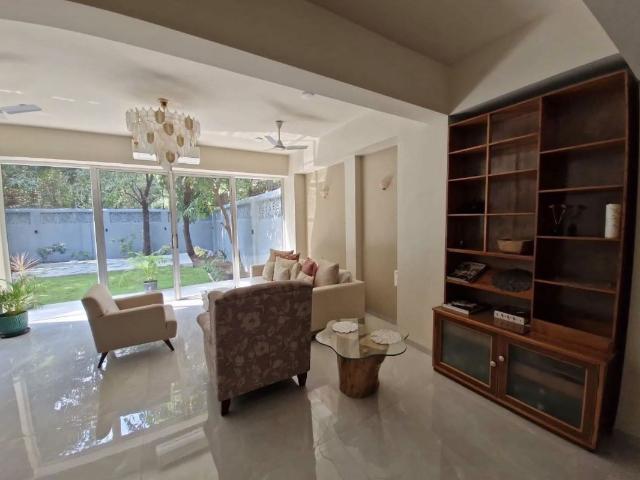 Resale | 5 BHK + 6000 Sq.Ft. Villa in Lokhandwala Complex