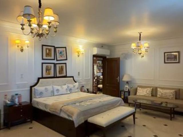 Resale | 5 BHK + 7000 Sq.Ft. Apartment in Central Park Resorts