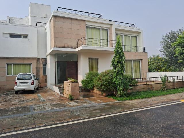 Resale | 5 BHK + Extra Room 560 Sq.Yd. Villa in Signature Signum 81