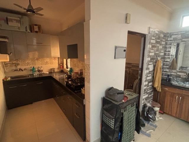 Resale | 5 BHK + Extra Room 1800 Sq.Ft. Apartment in Vikas Puri