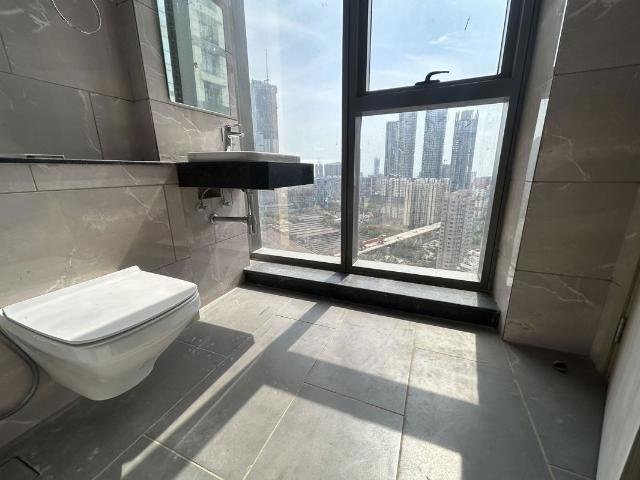 Resale | 5 BHK + Extra Room 3008 Sq.Ft. Apartment in Rustomjee Crown