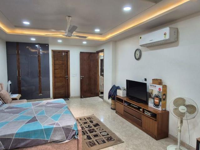 Resale | 5 BHK + Servant Room,Extra Room 155 Sq.Yd. Villa in Sainik Colony