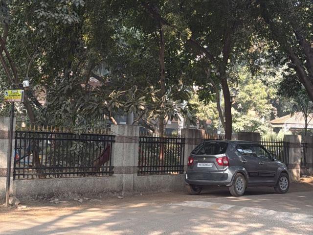 Resale | 5 BHK + Servant Room,Extra Room 520 Sq.Yd. Villa in Palam Vihar Residents Association