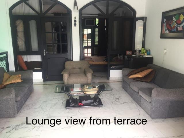 Resale | 5 BHK + Servant Room,Study Room 202 Sq.Mt. Independent House in RWA Apartments Sector 53