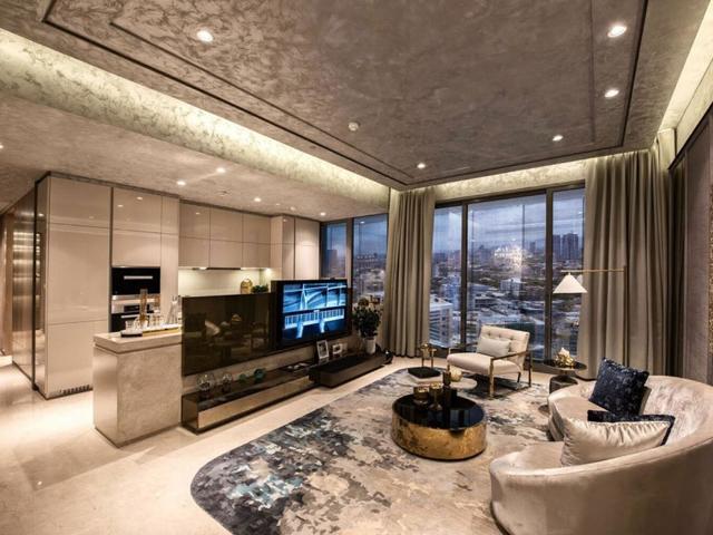 Resale | 5 BHK + Servant Room,Study Room 3080 Sq.Ft. Apartment in Rustomjee Crown