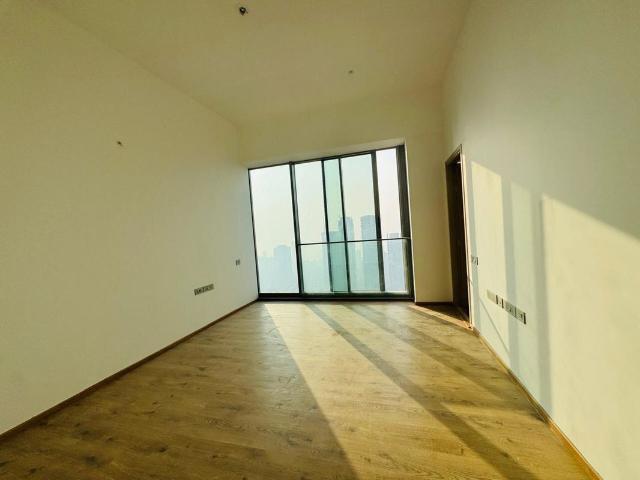 Resale | 5 BHK + Servant Room,Study Room 3200 Sq.Ft. Apartment in Rustomjee Crown