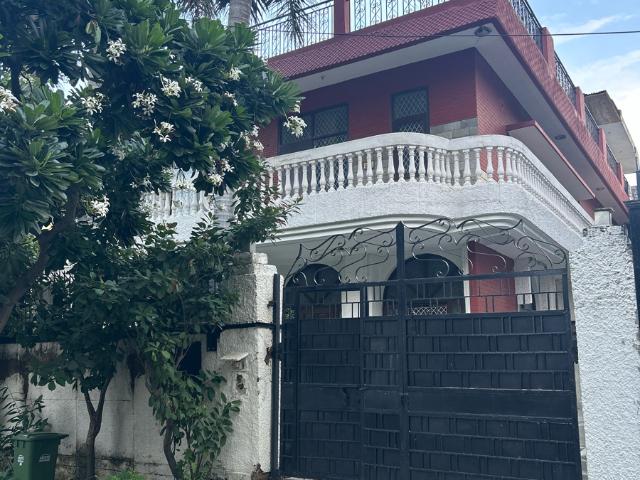 Resale | 5 BHK + Servant Room,Study Room 375 Sq.Mt. Independent House in Sector 55