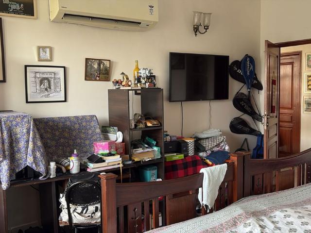 Resale | 5 BHK + Servant Room,Study Room 400 Sq.Yd. Independent House in DLF Building 10