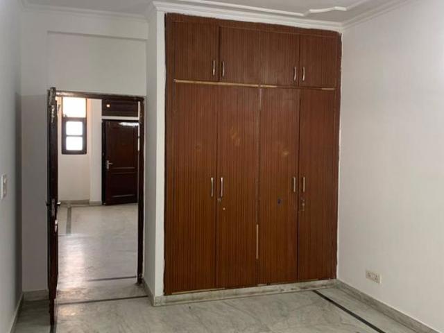 Resale | 5 BHK + Servant Room,Study Room,Extra Room,Store Room 400 Sq.Mt. Villa in Sector 36