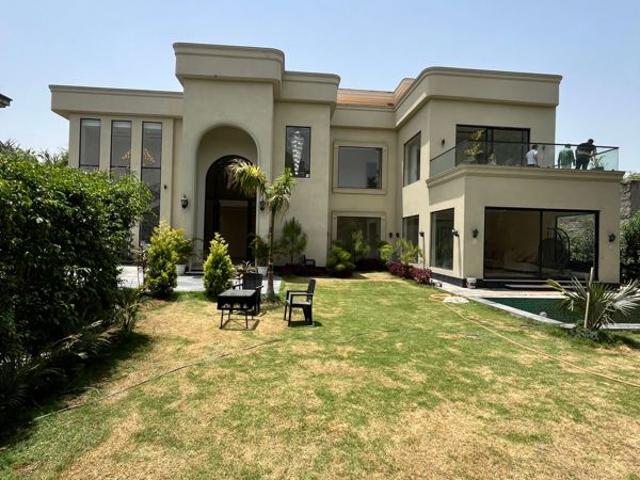 Resale | 5 BHK + Servant Room 10600 Sq.Ft. Villa in Chattarpur