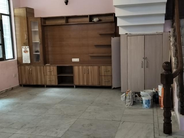 Resale | 5 BHK + Servant Room 112 Sq.Mt. Independent House in RWA Apartments Sector 47