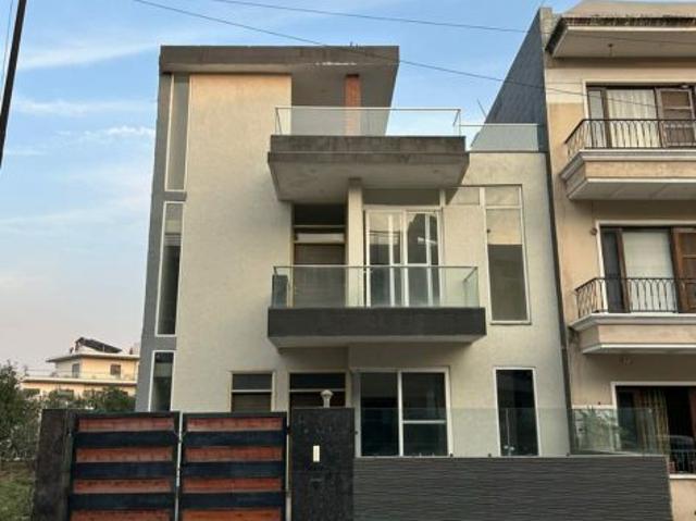 Resale | 5 BHK + Servant Room 253 Sq.Yd. Independent House in Sector 117