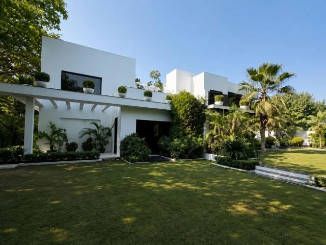 Resale | 5 BHK + Servant Room 3600 Sq.Ft. Villa in Chattarpur