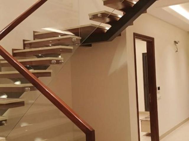 Resale | 5 BHK + Servant Room 300 Sq.Yd. Independent House in Sector 80