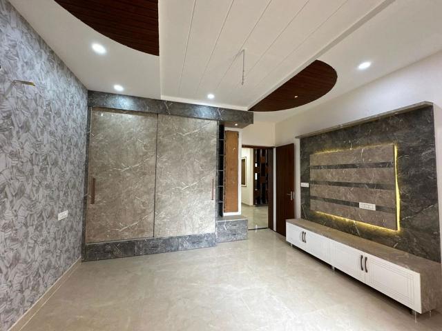 Resale | 5 BHK + Servant Room 4415 Sq.Ft. Villa in Sector 123