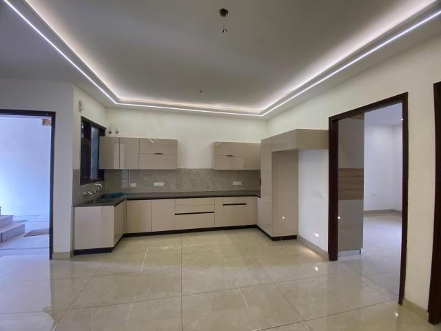 Resale | 5 BHK + Servant Room 4937 Sq.Ft. Apartment in Pioneer Park Presidia