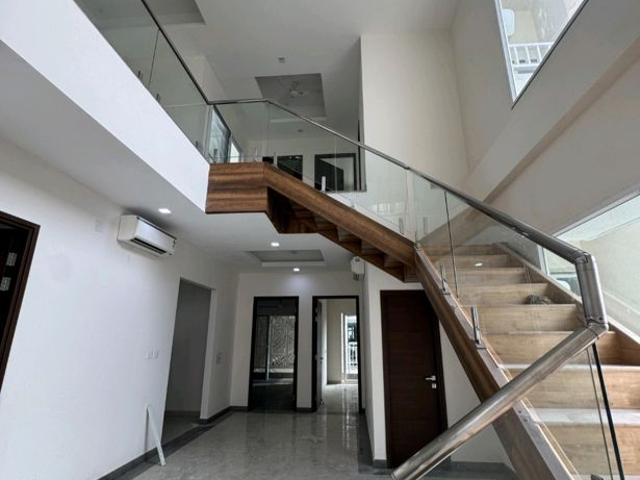 Resale | 5 BHK + Servant Room 4089 Sq.Ft. Apartment in Uchdpl Veridia Oakwood Enclave