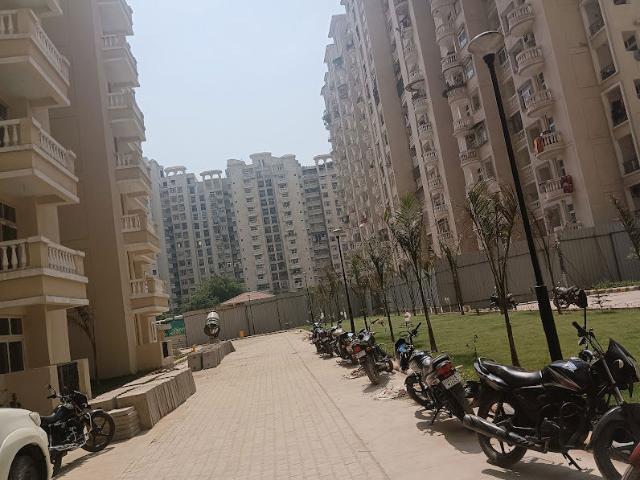 Resale | 5 BHK + Servant Room 5450 Sq.Ft. Penthouse in Amrapali Silicon City