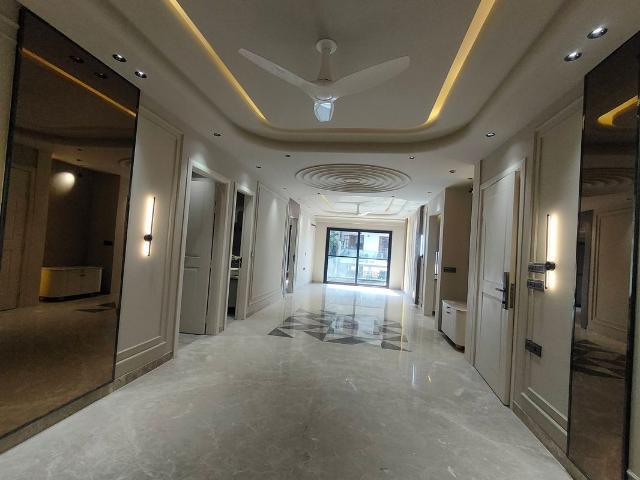 Resale | 5 BHK + Servant Room 500 Sq.Yd. Apartment in Emaar Emerald Floors