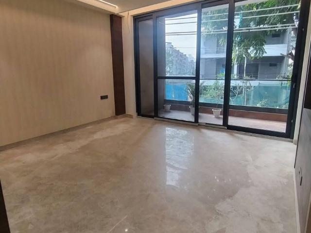 Resale | 5 BHK + Servant Room 500 Sq.Yd. Apartment in Unitech Greenwood City Apartment