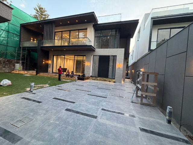 Resale | 5 BHK + Study Room 1210 Sq.Yd. Villa in Mehrauli Gurgaon Road