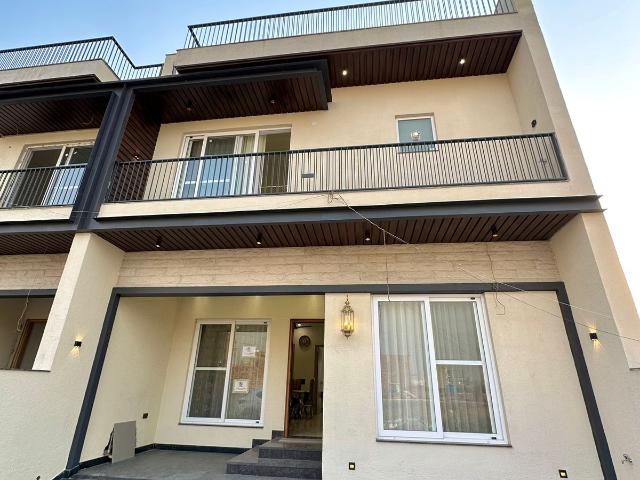 Resale | 5 BHK + Pooja Room 150 Sq.Yd. Villa in Independent House