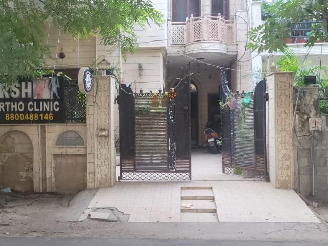 Resale | 5 BHK + Pooja Room 180 Sq.Mt. Villa in Sector 41