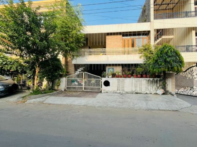 Resale | 5 BHK + Pooja Room 250 Sq.Yd. Independent House in Sector 44