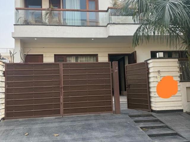 Resale | 5 BHK + Pooja Room 250 Sq.Yd. Independent House in Sector 91