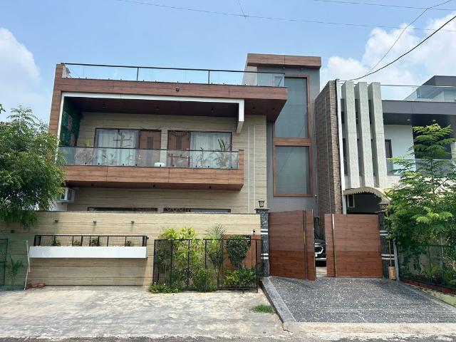 Resale | 5 BHK + Pooja Room 358 Sq.Yd. Independent House in Sector 62