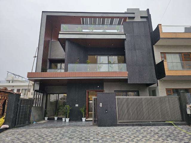 Resale | 5 BHK + Pooja Room,Extra Room 300 Sq.Yd. Independent House in Sector 89