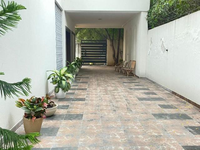 Resale | 5 BHK + Pooja Room,Servant Room 1000 Sq.Yd. Villa in Satbari