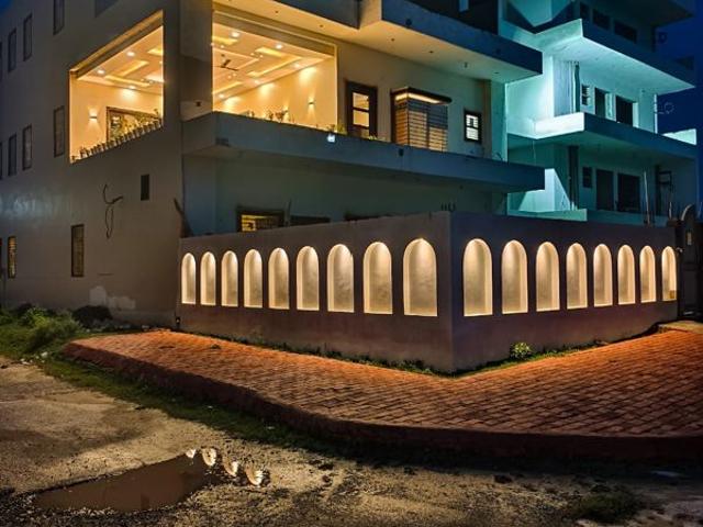 Resale | 5 BHK + Pooja Room,Servant Room 500 Sq.Yd. Independent House in Sector 75