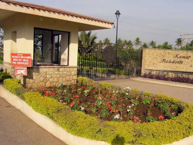 Resale | 5 BHK + Pooja Room,Servant Room,Study Room 4000 Sq.Ft. Villa in Kumar Meadows