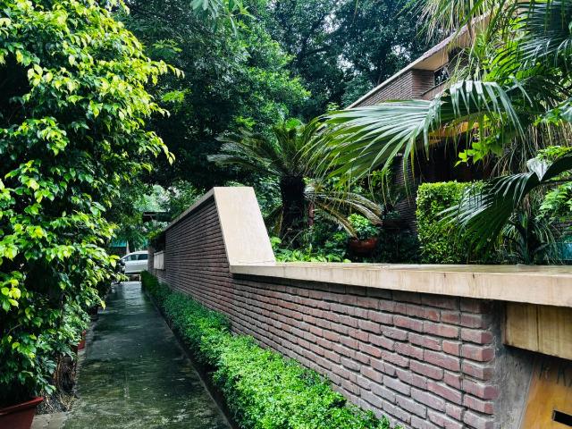 Resale | 5 BHK + Pooja Room,Servant Room,Study Room 840 Sq.Yd. Villa in Neeti Bagh