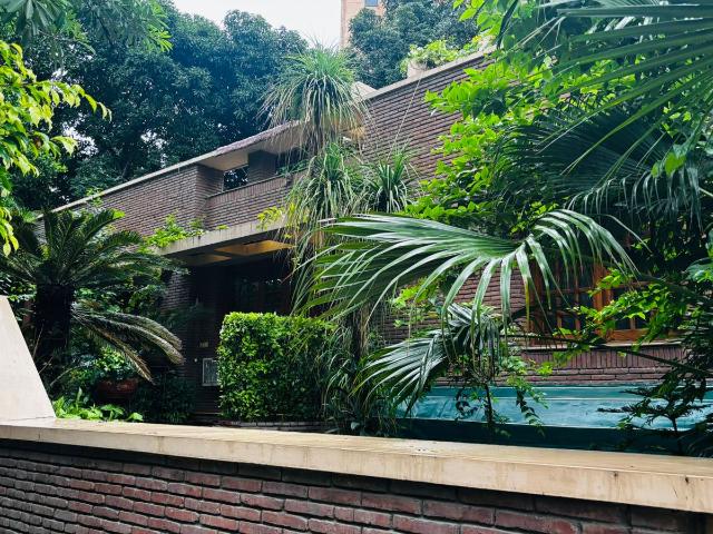 Resale | 5 BHK + Pooja Room,Servant Room,Study Room 850 Sq.Yd. Villa in Neeti Bagh