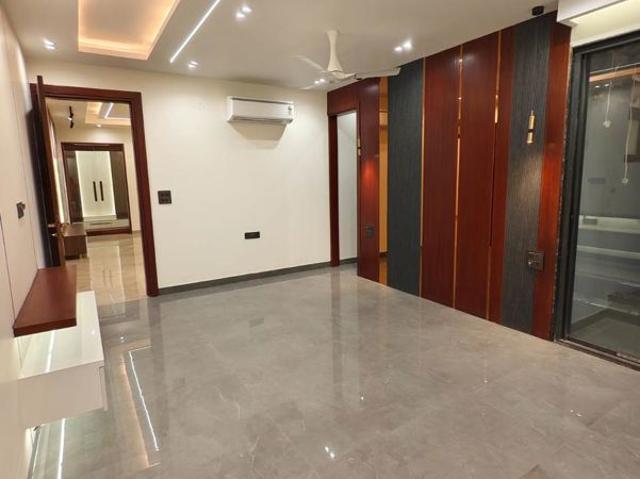 Resale | 5 BHK + Pooja Room,Servant Room,Study Room,Extra Room,Basement,Store Room 1200 Sq.Yd. Villa in Sector 28