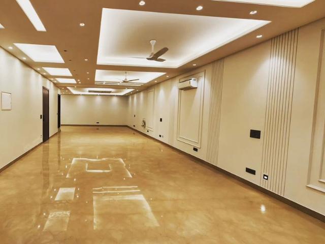 Resale | 5 BHK + Pooja Room,Servant Room,Study Room,Extra Room 1200 Sq.Yd. Villa in Civil Lines
