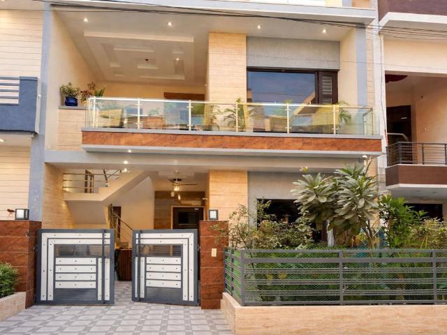 Resale | 5 BHK + Pooja Room,Servant Room,Study Room,Extra Room 130 Sq.Yd. Independent House in Sector 125