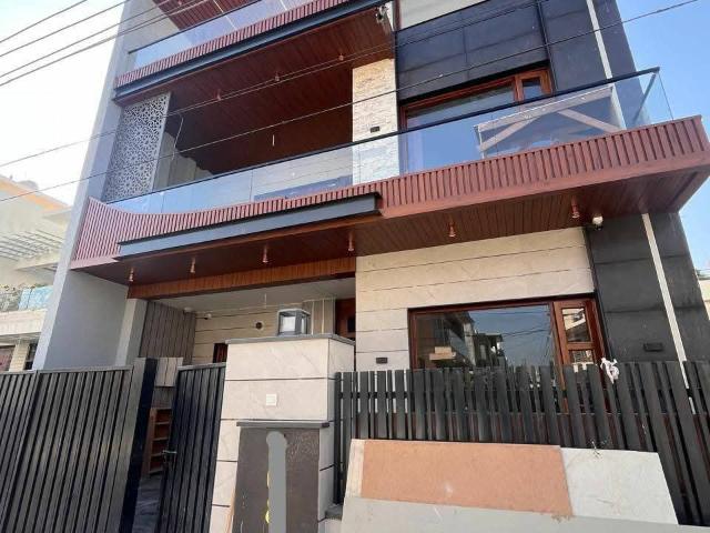 Resale | 5 BHK + Pooja Room,Servant Room,Study Room,Extra Room 216 Sq.Yd. Independent House in Rejoice Land Group