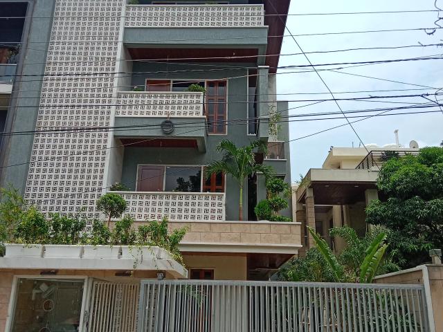 Resale | 5 BHK + Pooja Room,Servant Room,Study Room,Extra Room 350 Sq.Yd. Independent House in Nirman Nagar