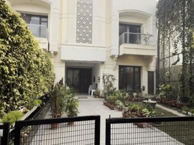 Resale | 5 BHK + Pooja Room,Servant Room,Study Room,Extra Room 4700 Sq.Ft. Villa in Hazratganj