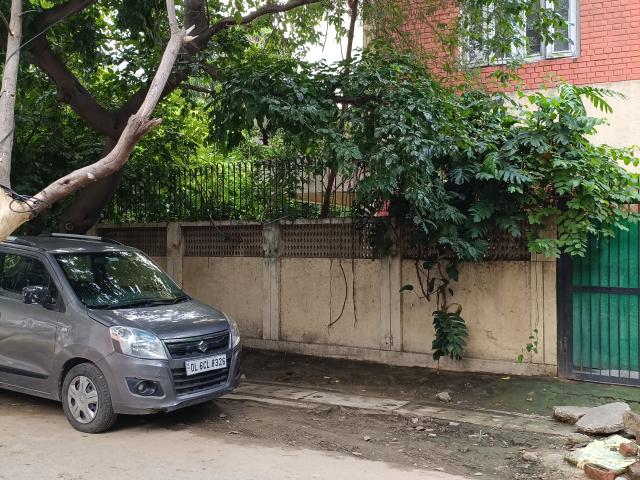 Resale | 5 BHK + Pooja Room,Servant Room,Study Room,Extra Room 480 Sq.Yd. Independent House in New Friends Colony